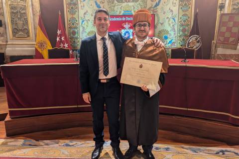 Pablo Romero, con el diploma de su premio, junto al director de su tesis, José Enrique Gutiérrez.